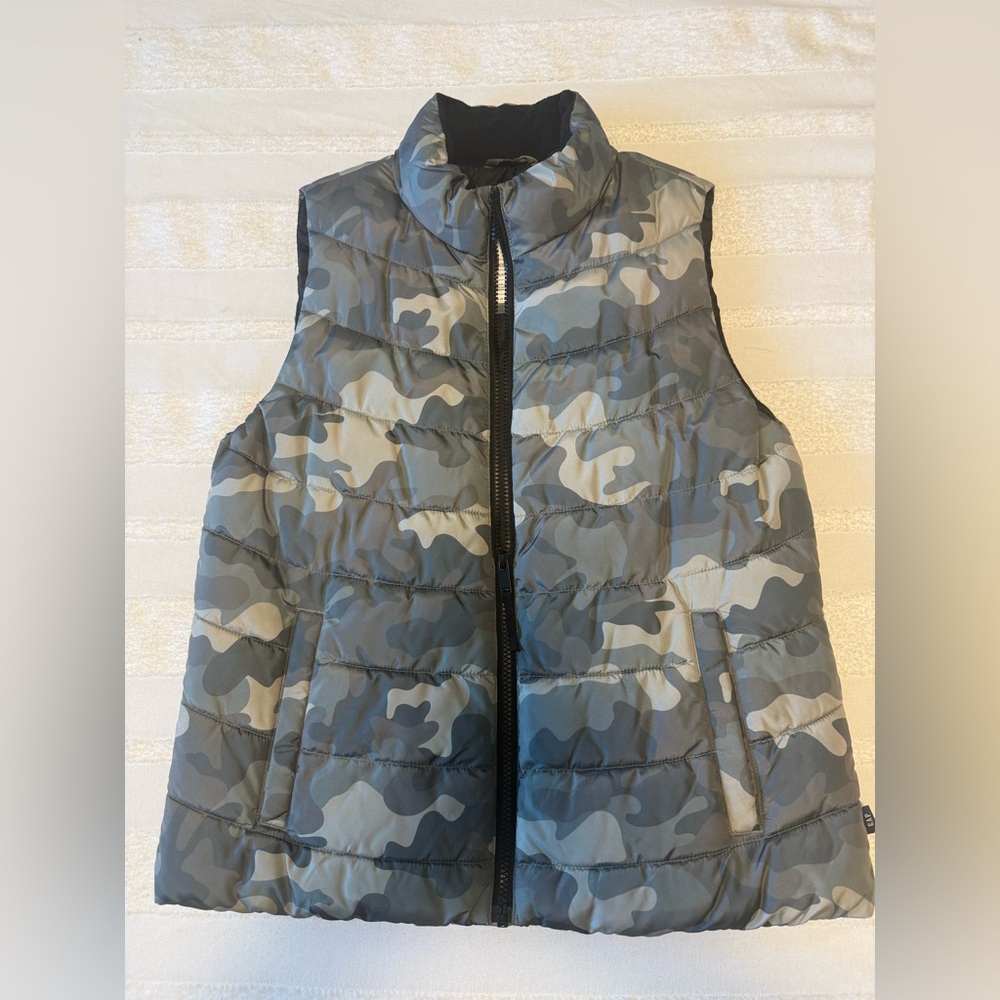 GAP womens Camouflage Puffer Vest